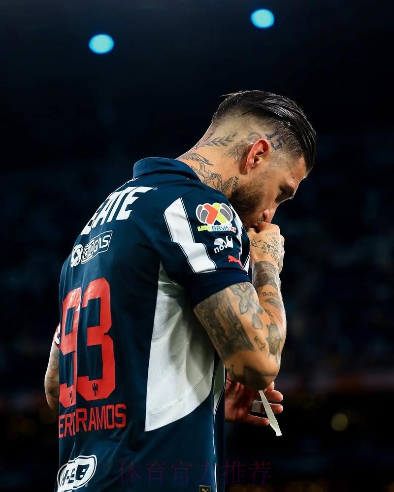 纪念百球里程碑 老弗爷向拉莫斯送上特制球衣