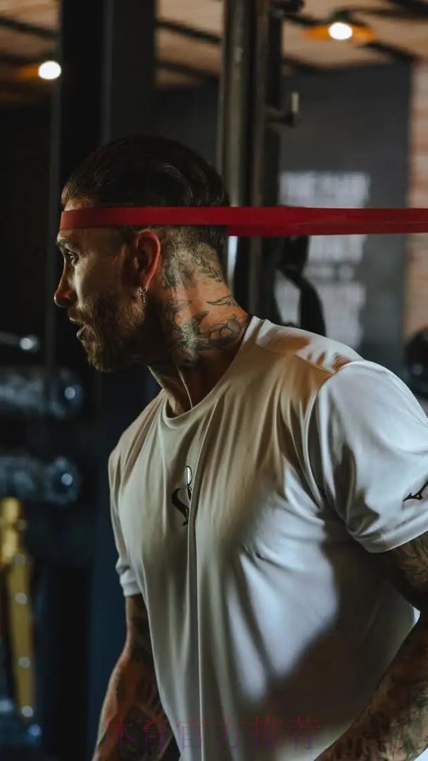 拉莫斯晒照预热冲冠战 肌肉线条无懈可击 拉莫斯晒照预热冲冠战 肌肉线条无懈可击