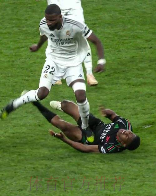 西维尔窒住道气皇马踩多脚 西维尔窒住道气皇马踩多脚