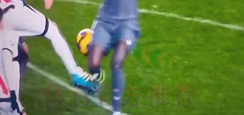 皇马队长朝裁判大喊:这是点球!我手臂差点被拽断